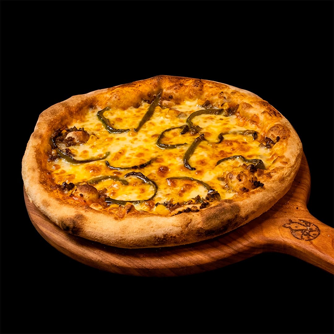 Pizza Tatú recién salida del horno